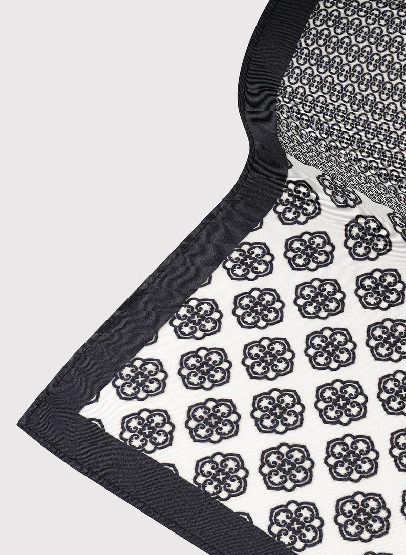 Juoda raštuota kišeninė nosinaitė