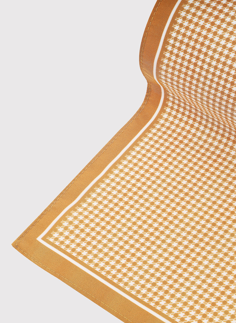 Geltona kišeninė nosinaitė smulkiu skalikų dantų raštu