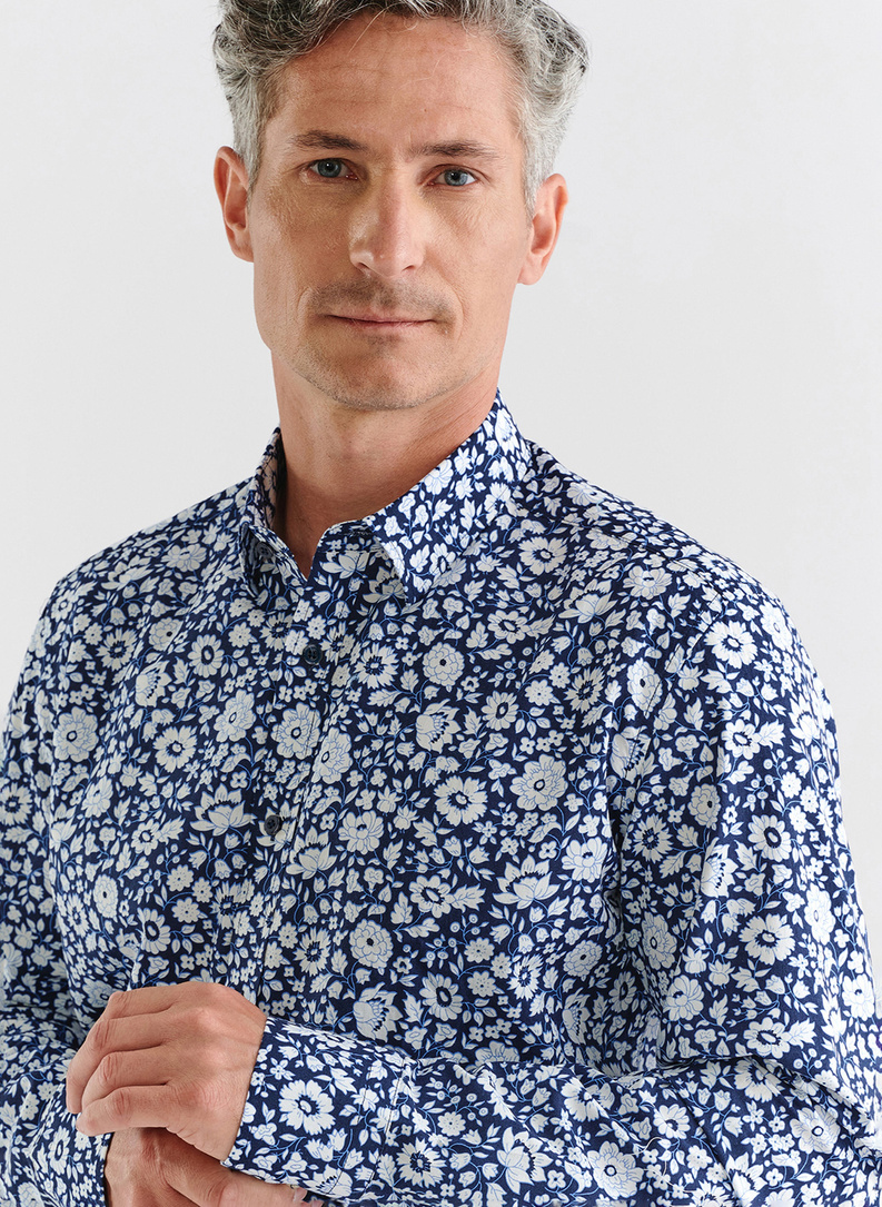 Tamsiai mėlyni marškiniai baltomis gėlėmis