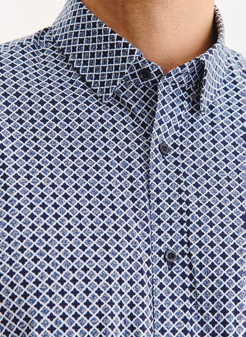 Tamsiai mėlyni marškiniai geometriniu raštu