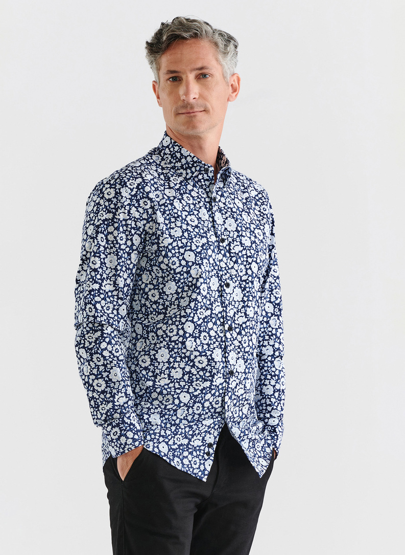 Tamsiai mėlyni marškiniai baltomis gėlėmis