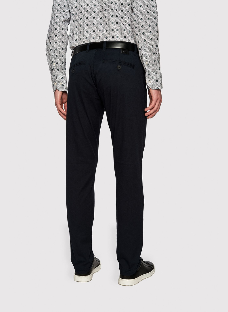 Tamsiai mėlynos vyriškos kelnės be raštų