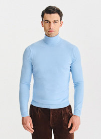 Šviesiai mėlynas vyriškas golfas be raštų