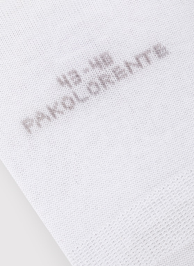 Trejų vyriškų baltų pėdučių pakuotė