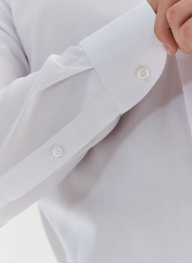 Elegantiški balti vyriški marškiniai