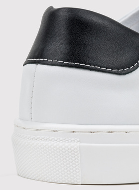 Balti vyriški odiniai sportbačiai su juodu įsiuvu