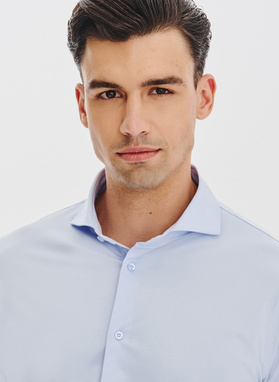 Šviesiai mėlyni trikotažiniai marškiniai