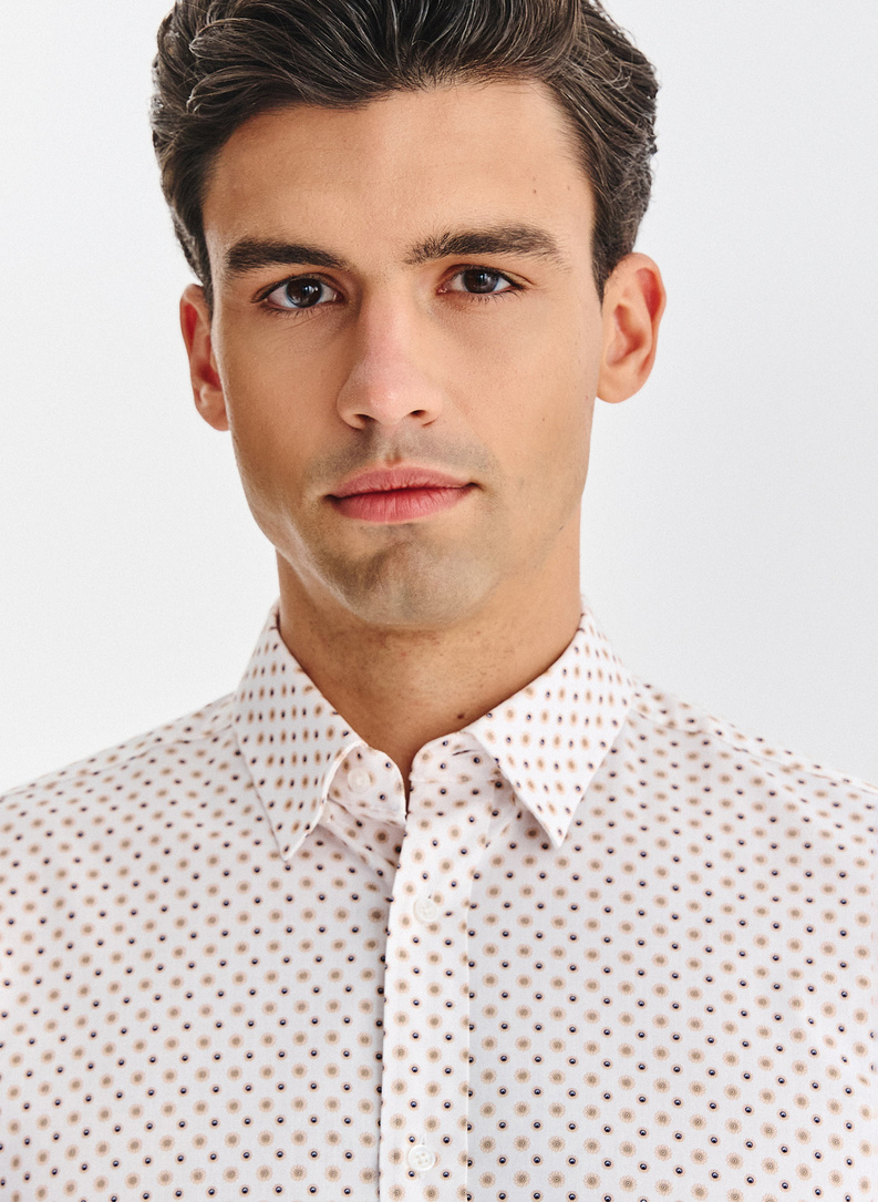 Balti marškiniai su gėlių raštu