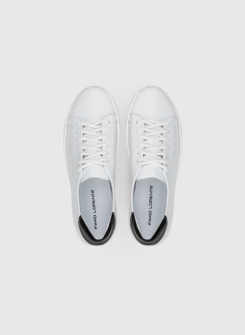 Balti vyriški odiniai sportbačiai su juodu įsiuvu