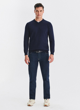 Tamsiai mėlynas medvilninis megztinis su V apykakle