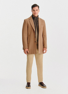 Smėlinis vyriškas lietpaltis su nusegama apykakle