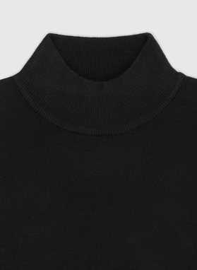 Juodas vyriškas pusgolfis be raštų