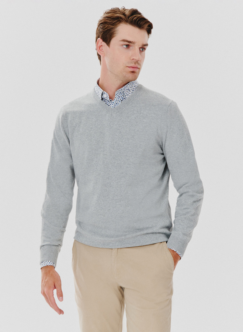 Šviesiai pilkas vyriškas megztinis V apykakle