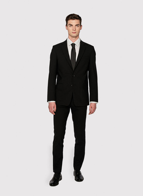 Paprastas vyriškas juodos spalvos kostiumas