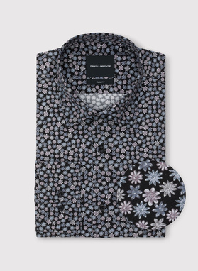 Juodi marškiniai smulkiu raštu