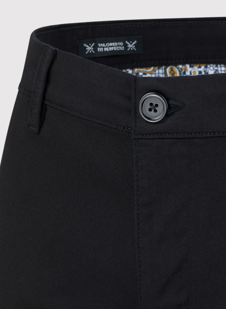 Juodos prigludusios vyriškos kelnės