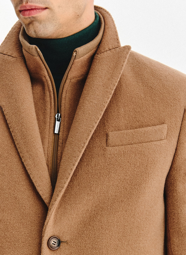 Rusvas vyriškas lietpaltis su nusegama stačia apykakle