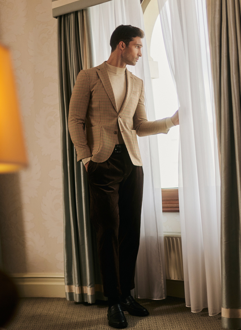 Smėlinis švarkas skalikų dantų raštu