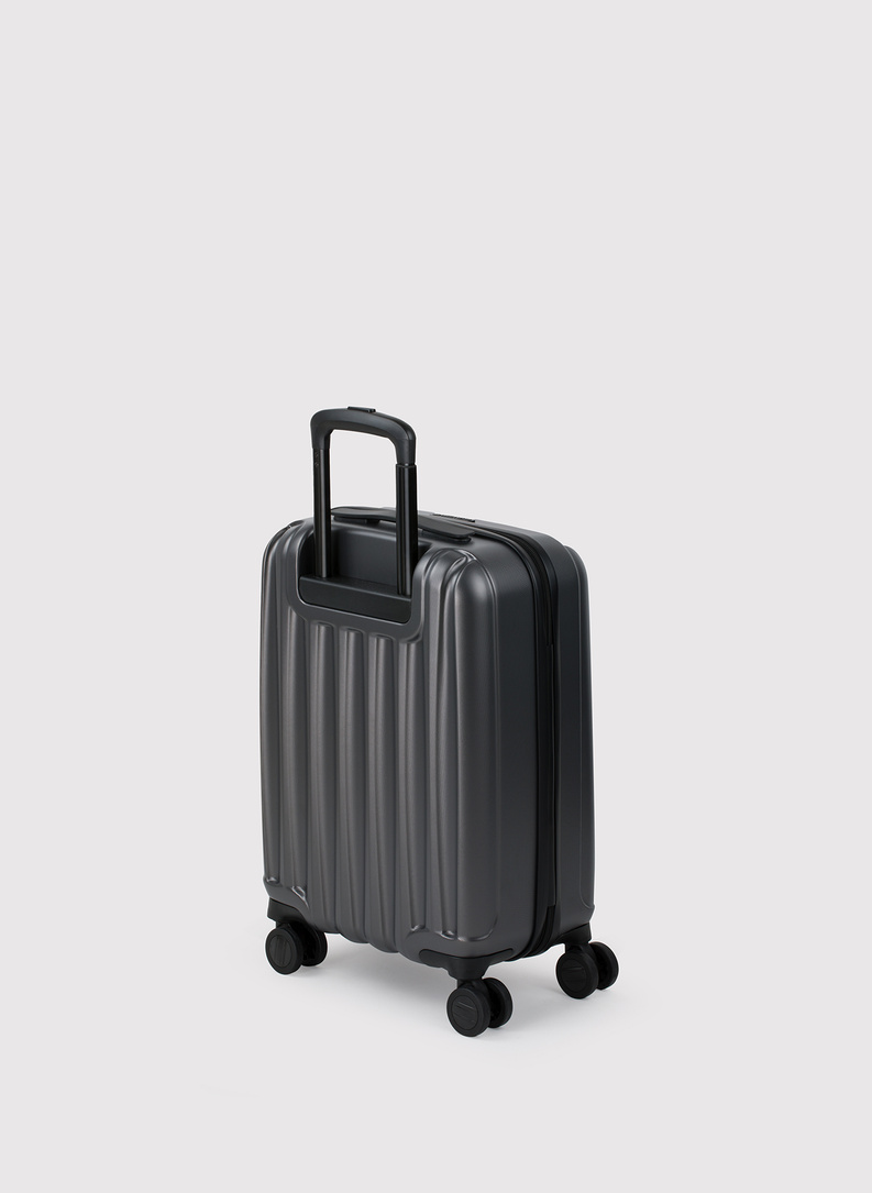 Mažas tamsiai pilkas lagaminas su grioveliais