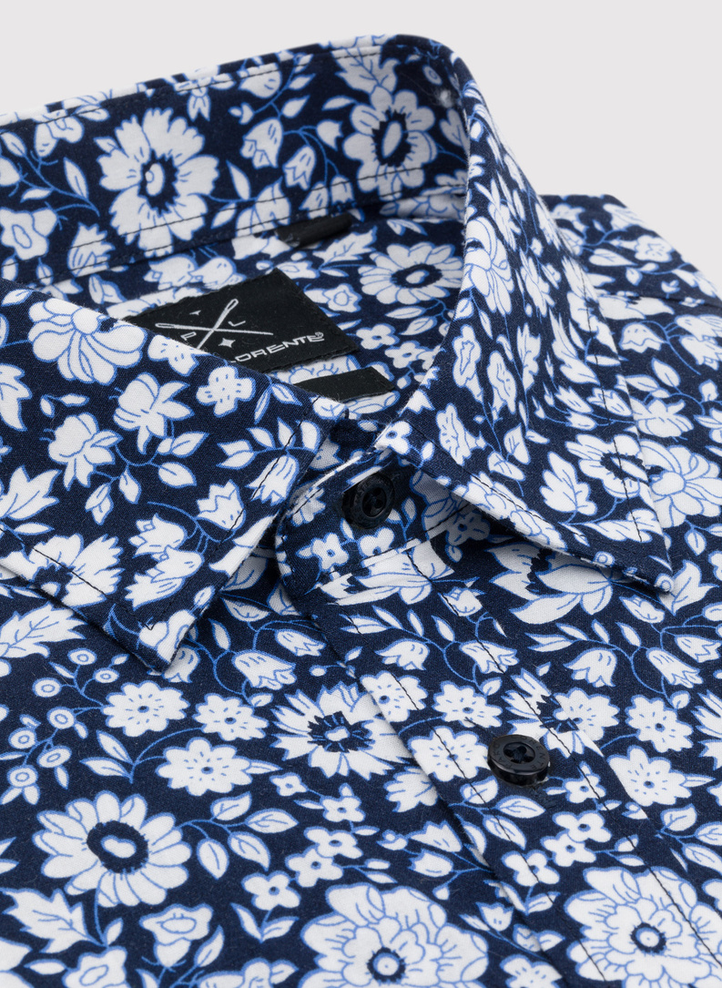 Tamsiai mėlyni marškiniai baltomis gėlėmis