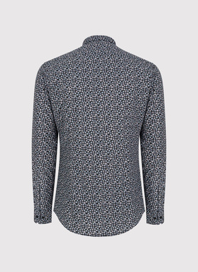 Juodi marškiniai smulkiu raštu