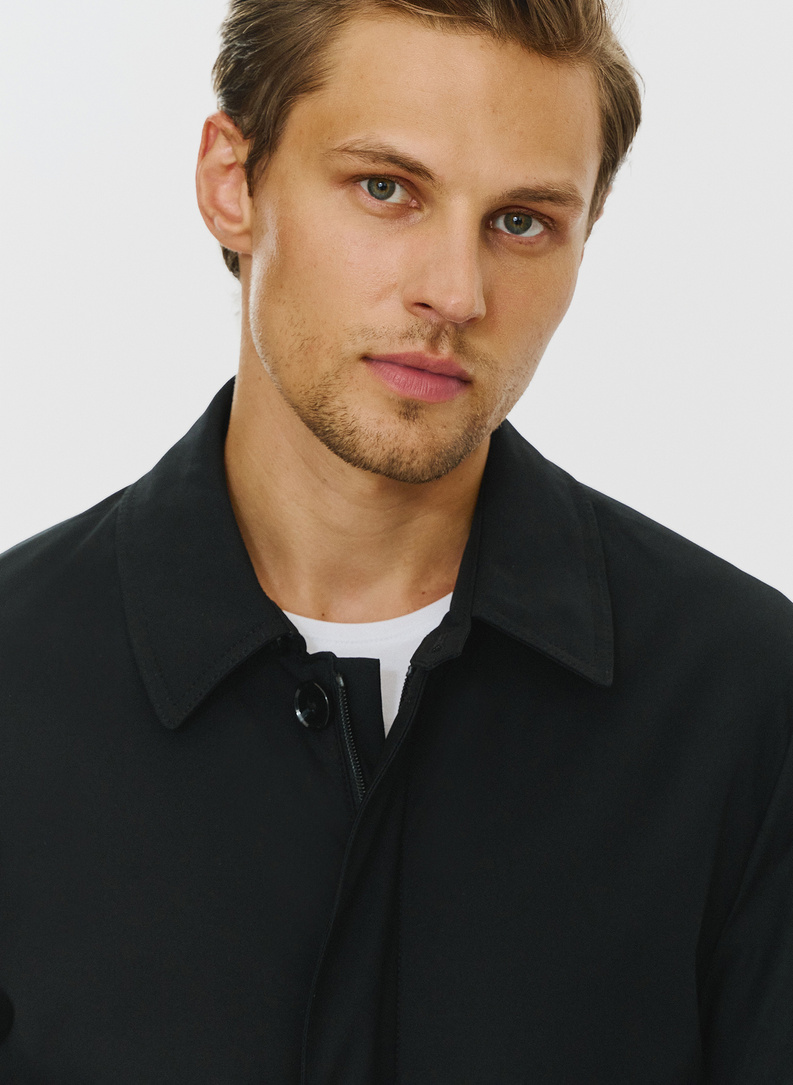 Juodos spalvos demisezoninis vyriškas lietpaltis