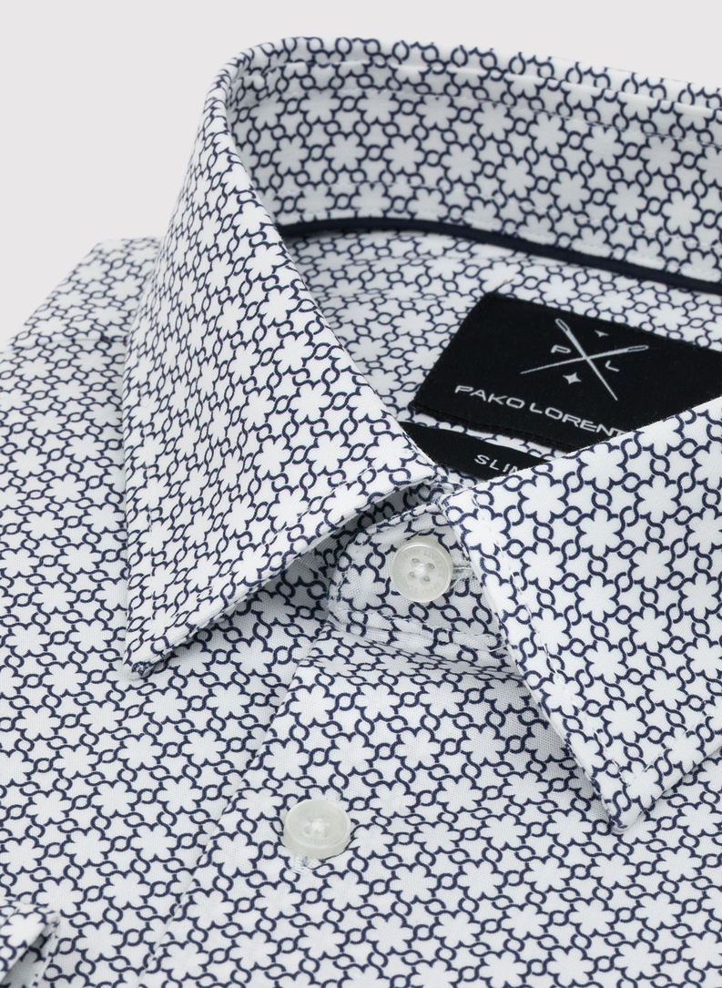 Balti vyriški marškiniai tamsiai mėlynu raštu