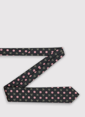 Juodas vyriškas kaklaraištis gėlėtu raštu