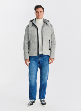 Pilka languota striukė su nusegamu gobtuvu