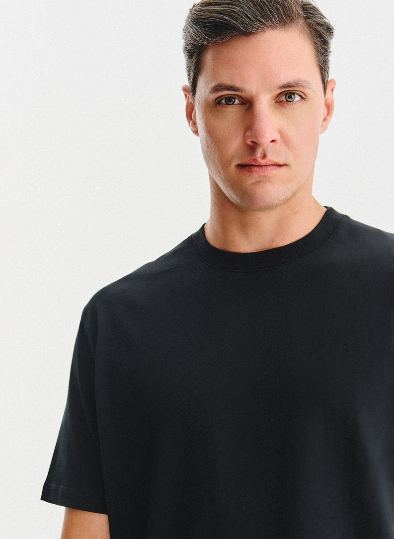 Juodi didžiulio dydžio T marškinėliai