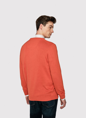 Oranžinės spalvos vyriškas megztinis V iškirpte