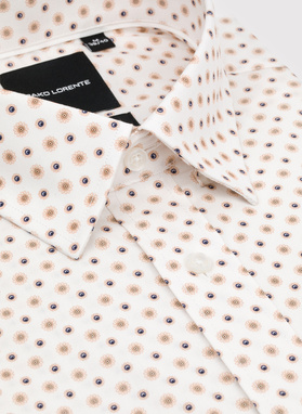 Balti marškiniai su gėlių raštu