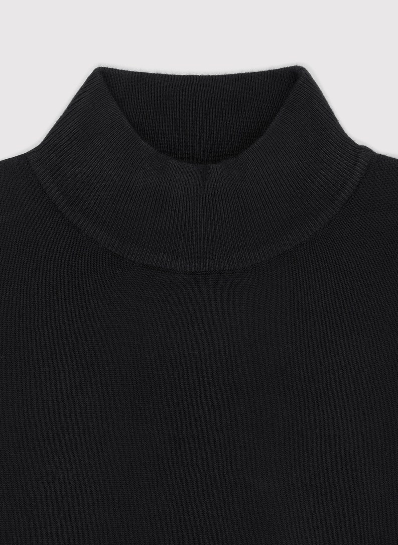 Juodas vyriškas pusgolfis be raštų