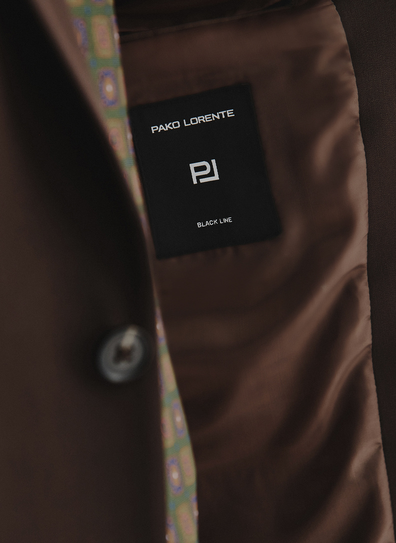 Tamsiai rudas vyriškas kostiumas