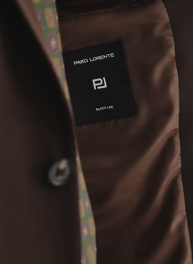 Tamsiai rudas vyriškas kostiumas