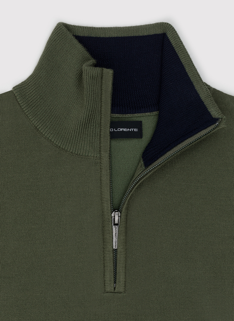 Žalias megztinis su užtrauktuku sagstoma aukšta stačia apykakle