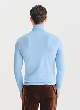 Šviesiai mėlynas vyriškas golfas be raštų