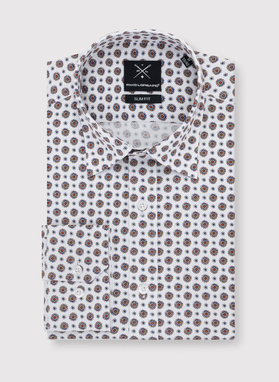 Balti marškiniai raiškiu raštu