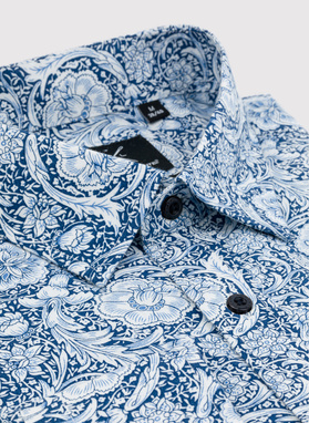 Marškiniai gėlių raštu tamsiai mėlyname fone