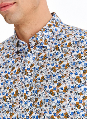 Balti gėlėti marškiniai