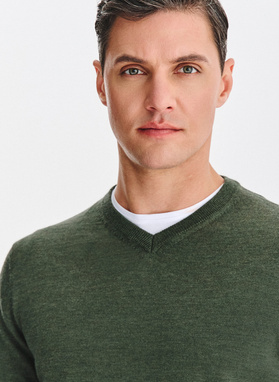 Žalios spalvos vilnonis megztinis