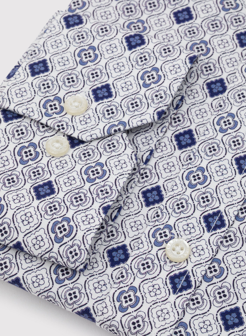 Baltos spalvos vyriški marškiniai tamsiai mėlynu raštu