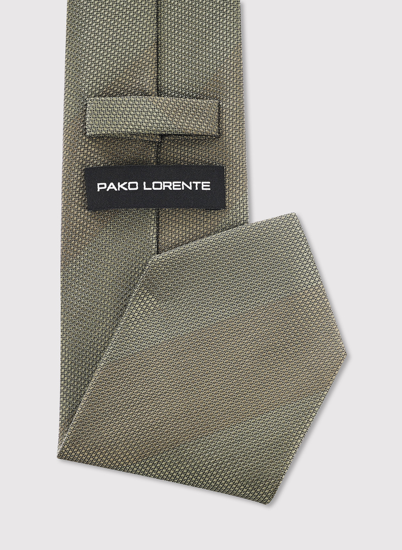 Žalias kaklaraištis juostomis