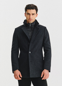 Tamsiai pilkas lietpaltis skalikų dantų raštu