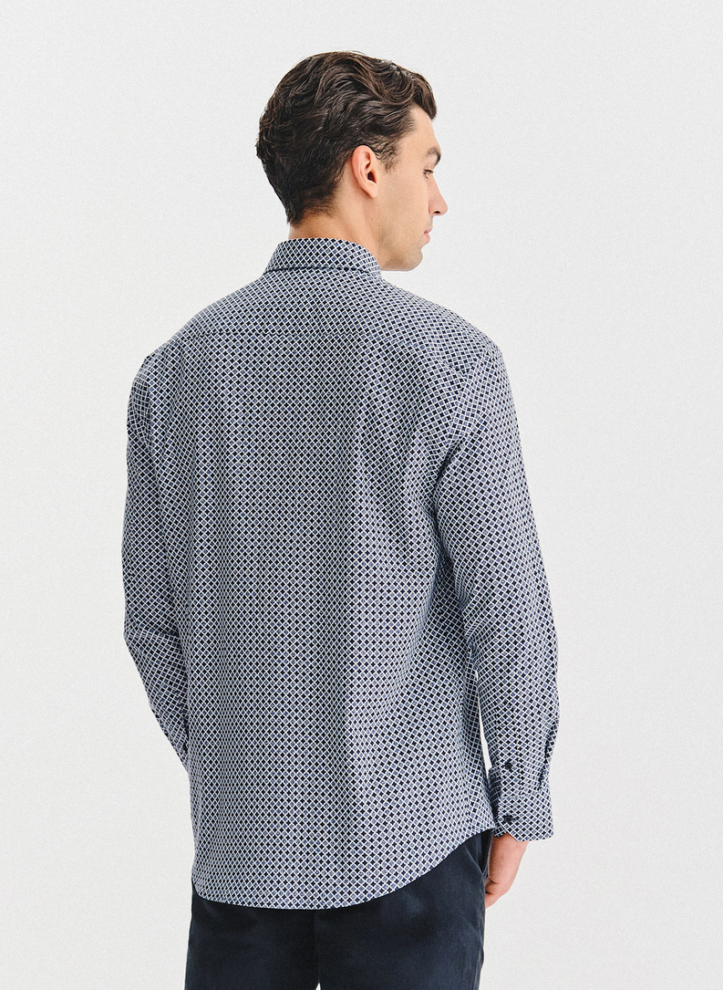 Tamsiai mėlyni marškiniai geometriniu raštu