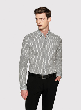 Balti vyriški marškiniai tamsiai mėlynu raštu