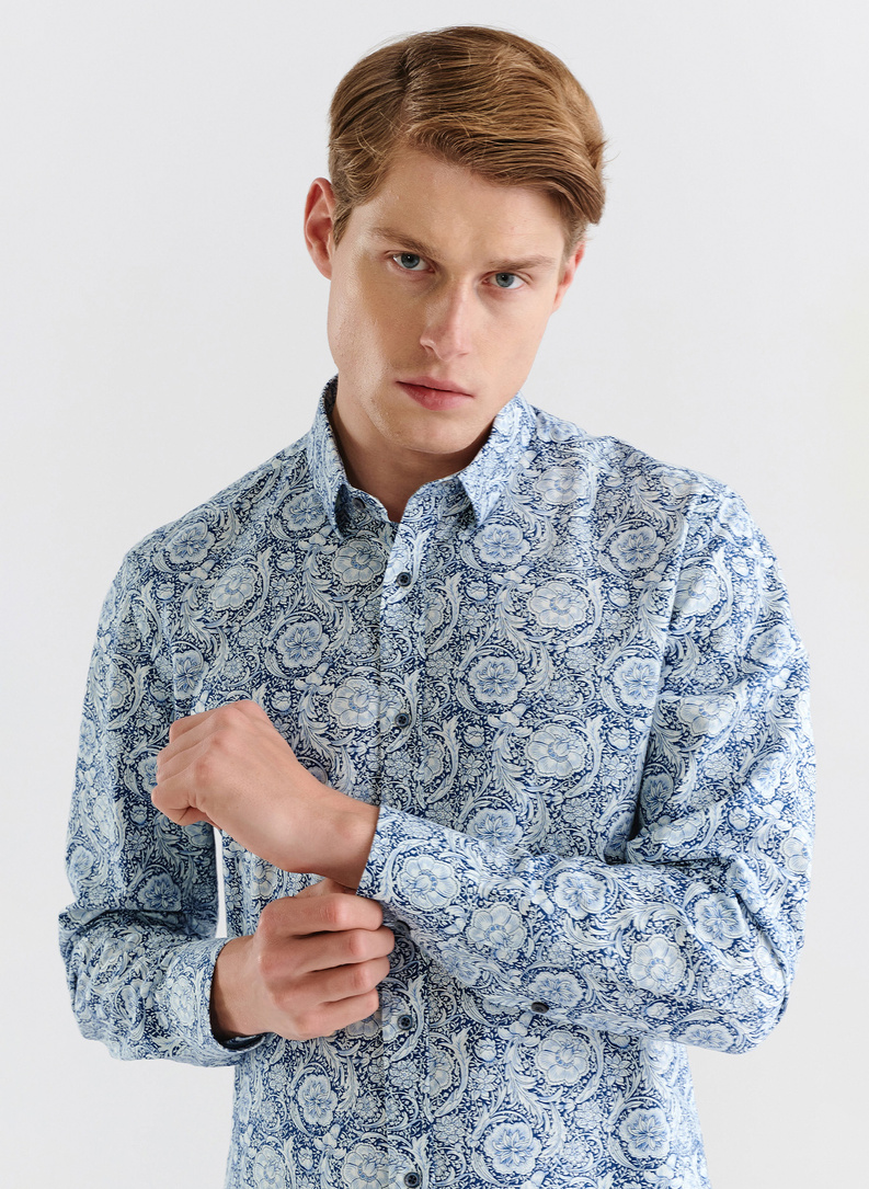 Marškiniai gėlių raštu tamsiai mėlyname fone