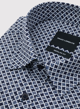 Tamsiai mėlyni marškiniai geometriniu raštu