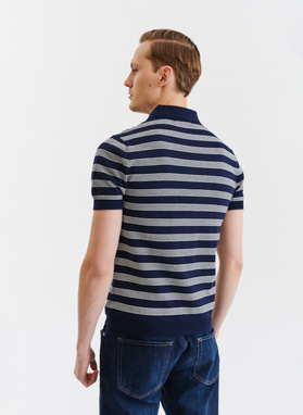 Tamsiai mėlyni dryžuoti polo marškinėliai