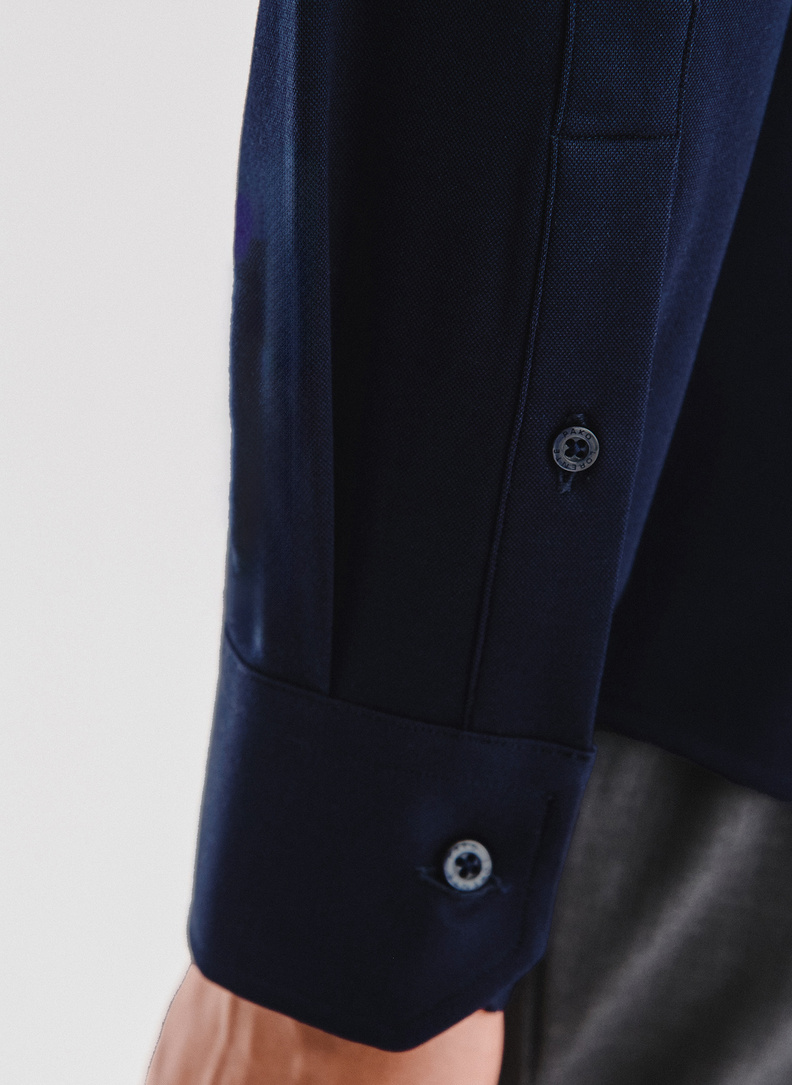 Tamsiai mėlyni marškiniai su medvilne